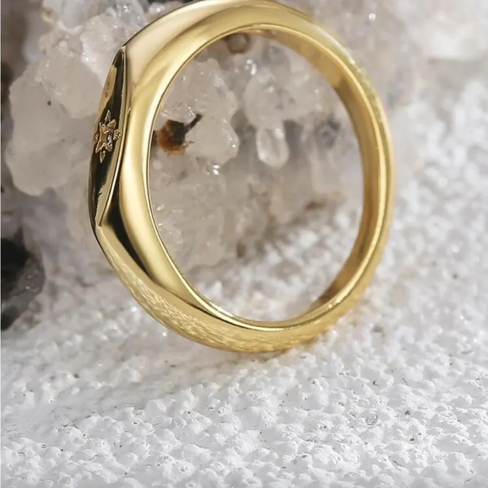 Elegant Gold Ring Q780